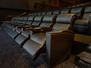 Ghế VIP trong rạp được thiết kế sang trọng, nhiều tiện ích và đặt ở vị trí nhìn bao quát màn hình