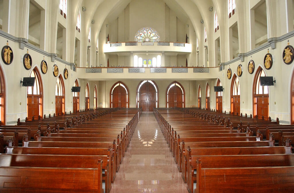 Chọn ghế nhà thờ nhập khẩu cần lưu ý điều gì?