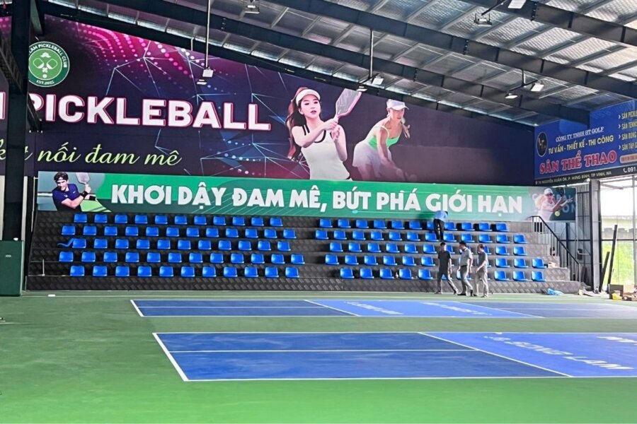 So sánh ghế khán đài di động Telescopic Seating và ghế nhựa khán đài 1 Dự án 127 ghế sân vận động EVO105-SVD tại sân bóng Sông Lam Pickleball