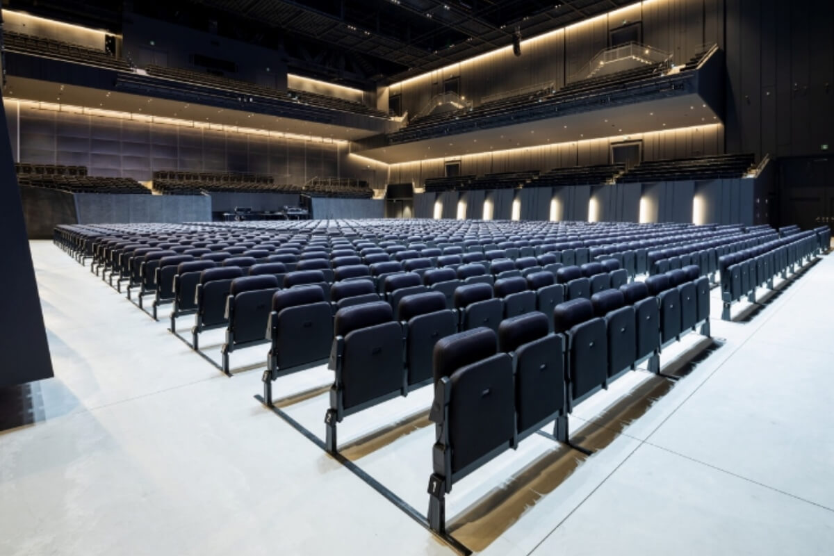 Hệ thống ghế hội trường đa năng Matrix System của Kotobuki Seating 1 Ghế hội trường đa năng Matrix System lắp đặt và tháo rời nhanh chóng, không cần khoan vít