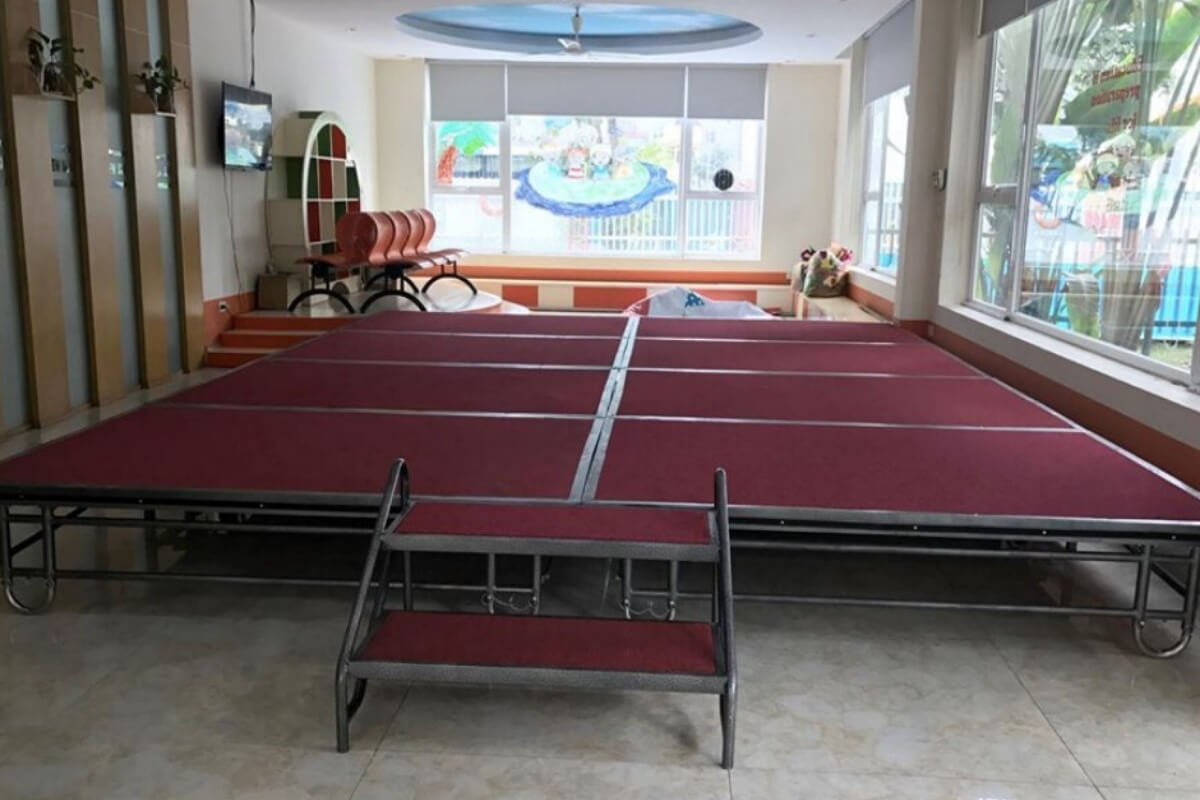 Đơn vị thi công bục sân khấu di động toàn Quốc 4 Sân khấu di động cho trường học