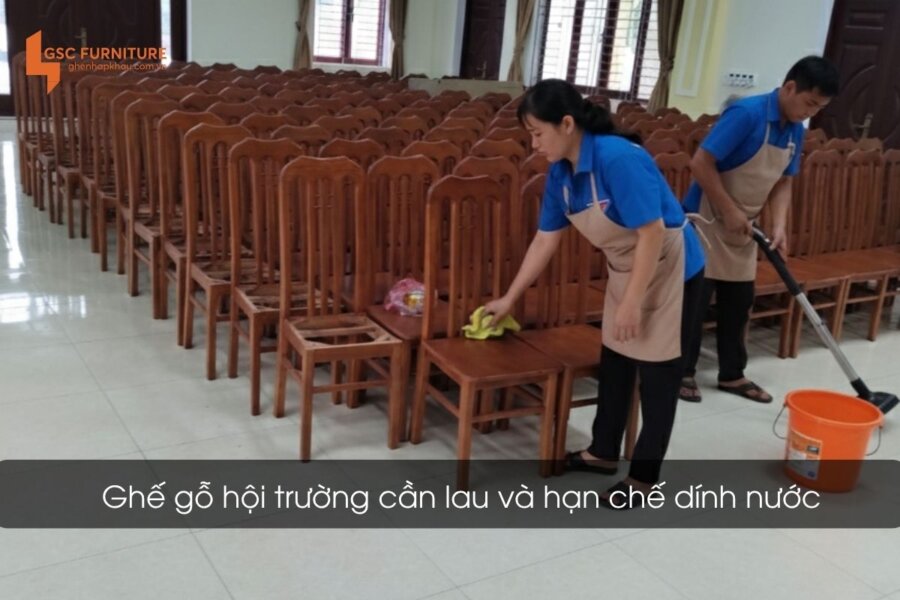 Hướng dẫn bảo quản, vệ sinh ghế hội trường luôn như mới 4 Ghế gỗ hội trường cần lau và hạn chế dính nước