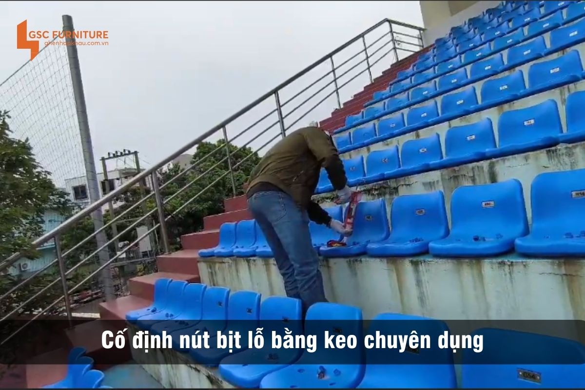 Cố định nút bịt lỗ bằng keo chuyên dụng