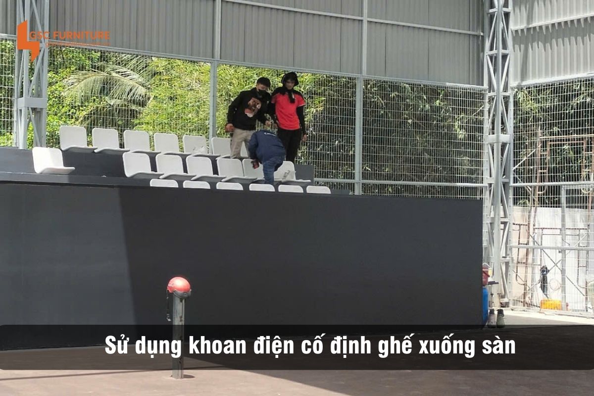 Sử dụng khoan điện cố định ghế xuống sàn