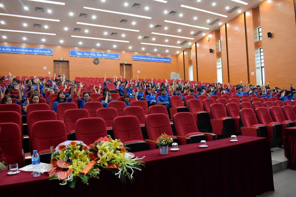 3 Tiêu Chí Chọn Ghế Hội Trường Có Bàn Viết Cho Dự Án Hiện Đại 1 Ghế hội trường có tích hợp bàn viết